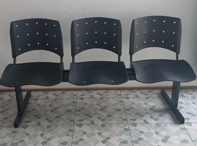 Cadeira de espera 3 lugares, estou vendendo essa linda cadeira. Zap *.