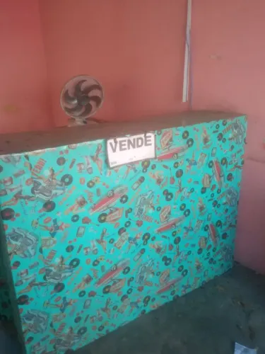 VENDE-SE BALCAO DE MADEIRA PARA LOJAS