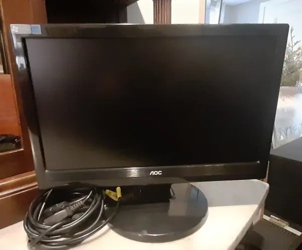 OAC 1619Swa - monitor 15 polegadas com áudio....conector analógico RGB.
