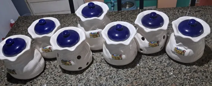 Vendo um jogo de mantimentos de porcelana com 7 peças.