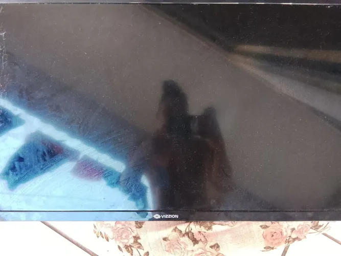 Vende-se uma televisão e tirar a peça semi-nova seminova dois meses de uso