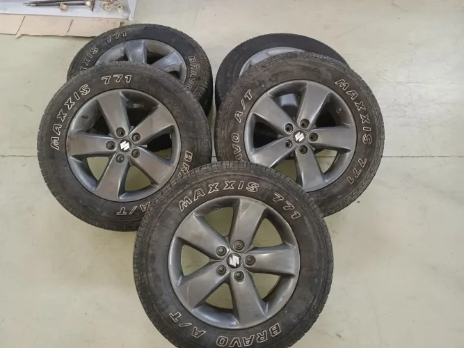 Jogo de rodas Suzuki + pneus
