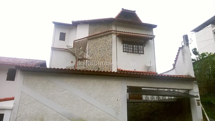 Casa com quatro quartos no Centro de Lima Duarte - MG