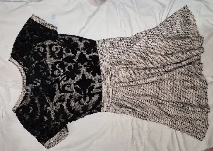 Vestio com renda preta e saia bege com textura