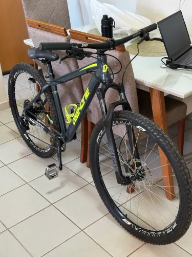 Bicicleta aro 29 com quadro 17 suspensão rockshox Judy e relação SRAM SX recém-colocada