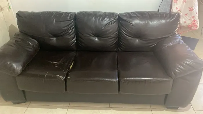 Sofá couro 3 lugares 