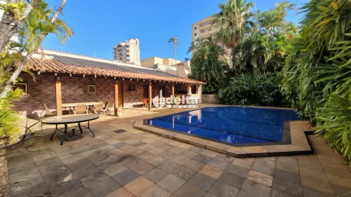 Casa residencial com 4 quartos sendo 3 suítes disponível para locação e venda no bairro Ta