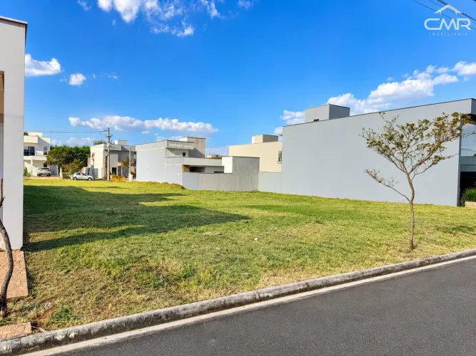 Terreno em condomínio, topografia plana, pronto para construir.