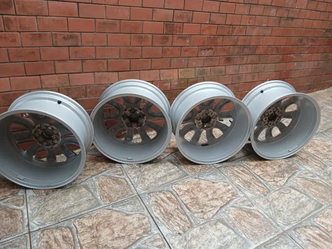 Vende se roda de carro