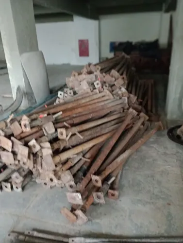 ESCORAS METÁLICAS DE AÇO PURO , RESISTENTES COM REGULAGENS MILIMETRICAS DE 2 A 3,2 METROS