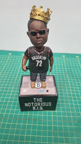 Bobblehead do Notorious B.I.G. (Biggie Smalls) em homenagem ao Brooklyn Nets