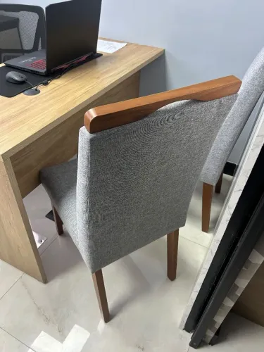 Conjunto com 4 cadeiras estofadas cinza e madeira ? perfeito estado