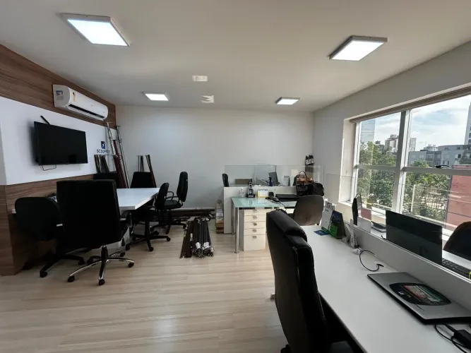 Sala comercial para alugar com 54 m² - Bairro Estreito, em Florianópolis.