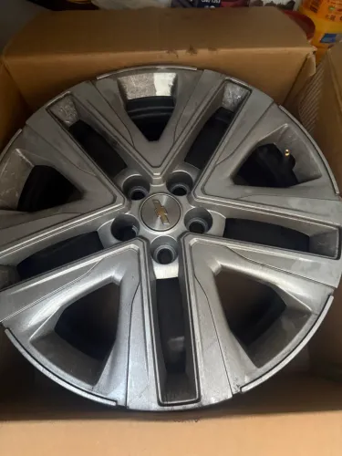 Vendo jogo de rodas de ferro com calotas aro 17 nova Tracker 