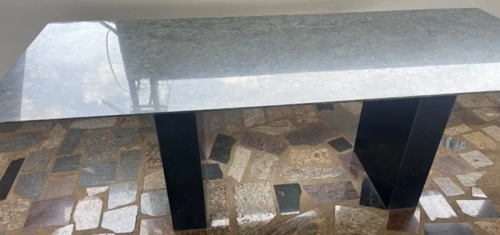 Linda mesa de jantar com 6 lugares, tampo no granito verde candeias e pés em quartzo preto