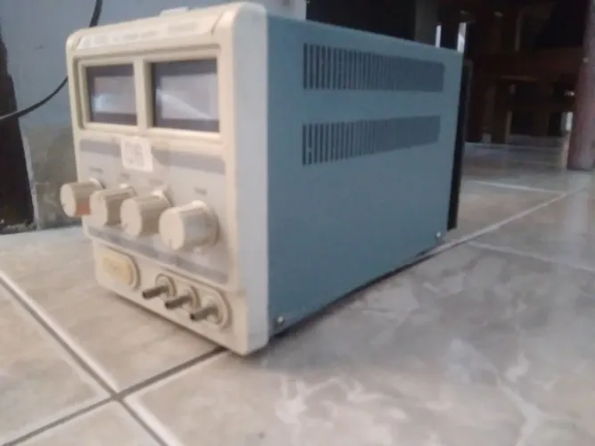 Fonte de bancada icel usada funcionando