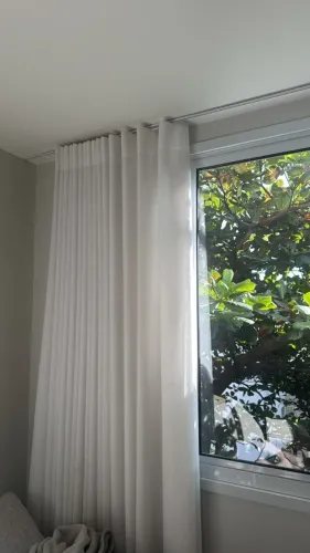Cortina branca tecido com trilho