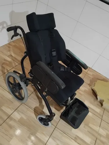 Vende se uma cadeira de rodas especial de 3a 10anos