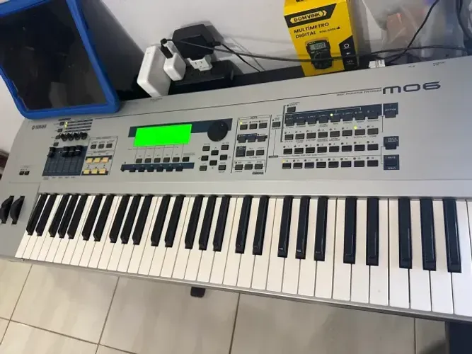 teclado Yamaha MO6 sintetizador workstation de 61 teclas