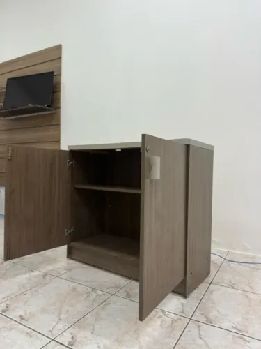 Armário Baixo de Escritório / Balcão 2 Portas com Prateleira (Cor MDF Amadeirado)