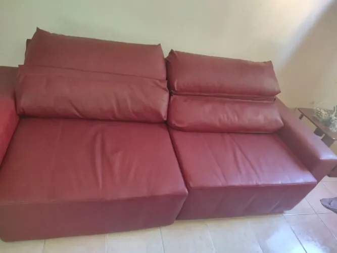 Vendo sofá de couro vinho