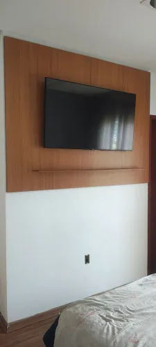 Painel para TV Amadeirado em Perfeito Estado sem arranhões