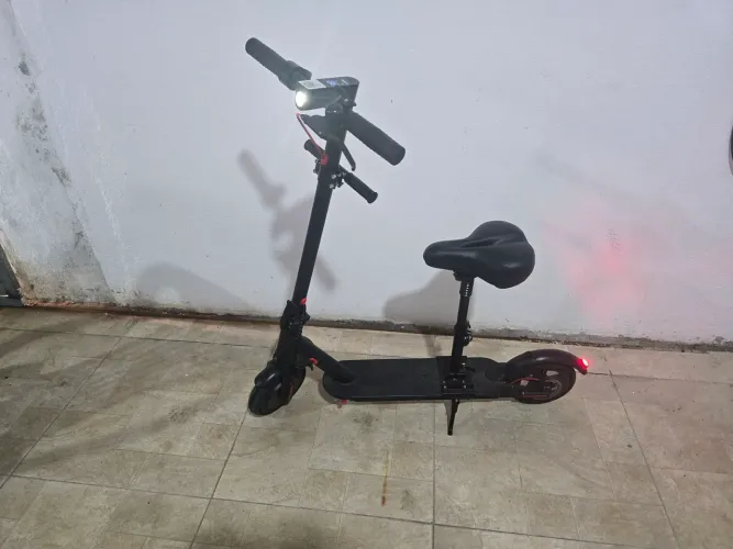 Patinete elétrico com banco e guidão infantil 