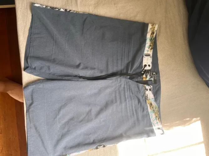 Short Hurley azul claro em ótimo estado