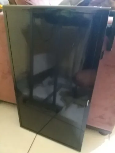 desapego de TV com defeito pra retirada de peças o defeito e na imagem no display a tela