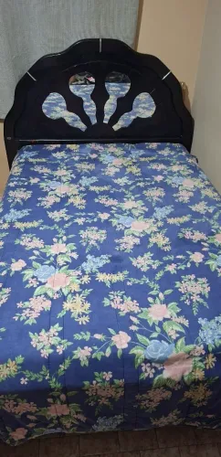 Cama de casal em madeira com cabeceira e espelho.