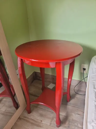 Mesa de canto vermelha laqueada 0,70x 0,55