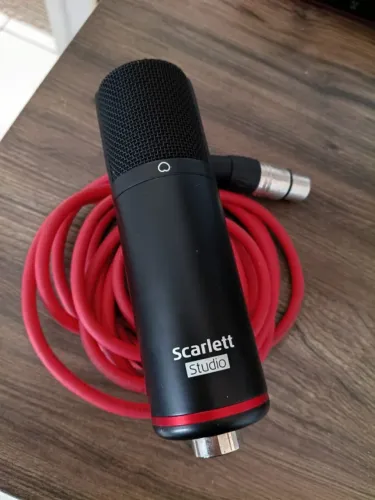 Microfone condensador Focusrite Scarlet novíssimo