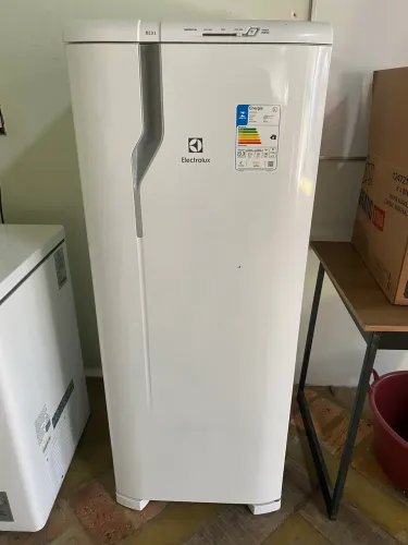 Geladeira Electrolux 240L (220V) - Apenas 6 Meses de Uso!