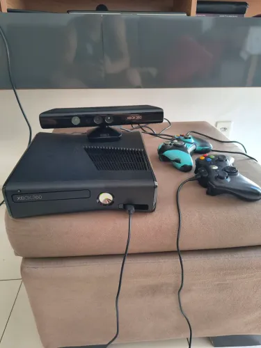 Xbox 360 live slim com Kinect