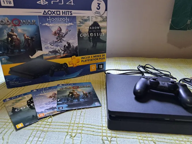 PS4 Slim 1TB + 3 jogos