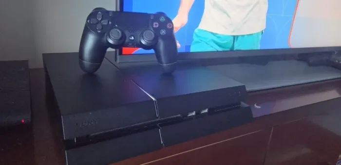PS4 FAT DESBLOQUEADO SEMINOVO - 500 GB ( ACOMPANHA 1 CONTROLE E CABOS )