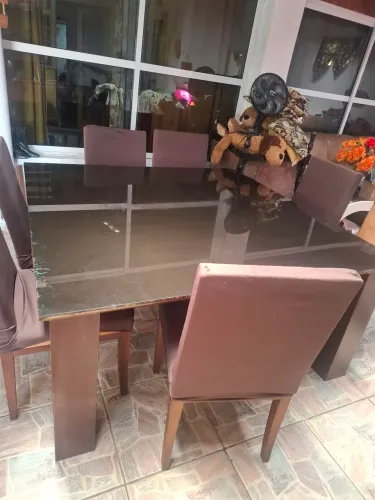 Vendo mesa de jantar.med.1.60 x 1.60 com 8 cadeiras .tampo de vidro .pés forte de ferro .