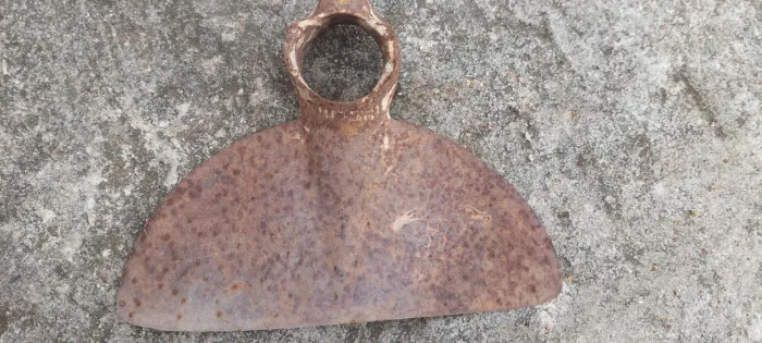 Enxada jacaré antiga antiguidade enfeite decoração cenário coleção ferramenta antiga rara
