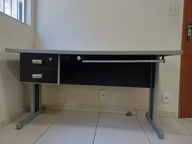 Mesa para escritório semi novo em perfeito estado