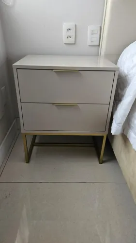 Duas mesas de cabeceira 2 gavetas em laca semi-fosca com detalhes dourados