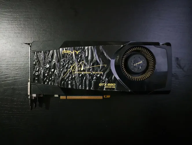 Placa de Vídeo Pny Xlr8 Gtx 680 2gb (Liga, com Defeito / Tela Azulada)