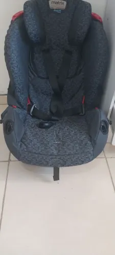 Vendo cadeirinha para carro para crianças de 9 a 18 kilos.
