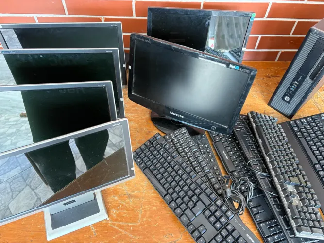 Lote de monitor computador e teclados