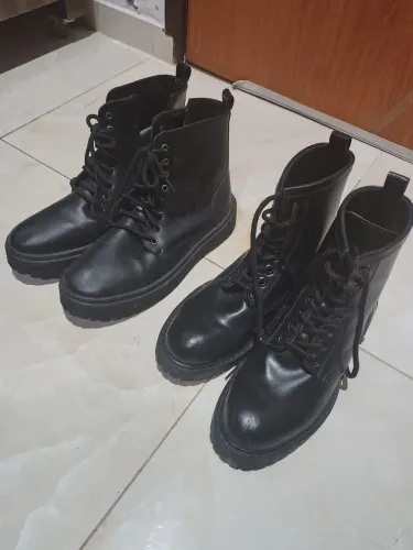 2 pares de botas