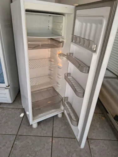 Geladeira gelo seco pequena