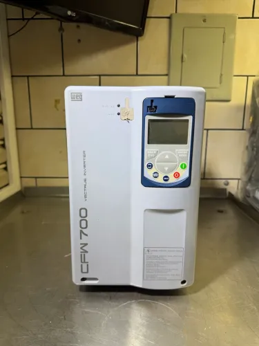 Inversor de Frequência WEG CFW700 10CV 33,5A 220V Trifásico Vetorial