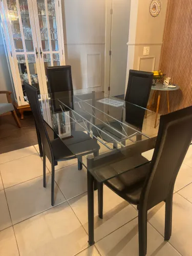 Mesa de Jantar de Vidro com 4 Cadeiras em Couro Preto