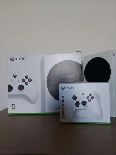 XBOX SERIES S 512GB, 1 ano de uso, controle novo na caixa.