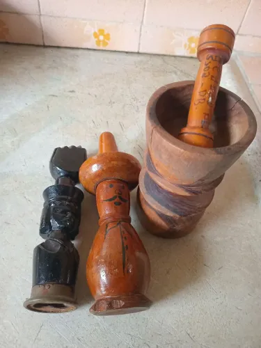 2 Saca-rolhas e um pilão Antigo.
