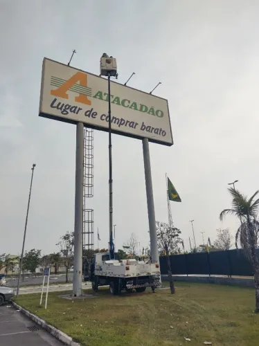 Caminhão MB 715c  cesto aereo, com altura de 23 m 